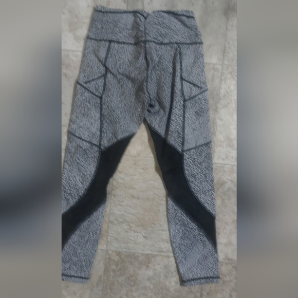 NWOT Lululemon Pace Rival Crops 8 - Picture 5 of 11